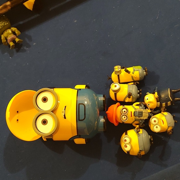 Large bundle of minion toys/action figures. - Picture 4 of 4